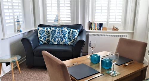 salon ze stołem i krzesłem w obiekcie A Beautiful Apartment with Stunning Sea Views & Private Balcony w Bournemouth