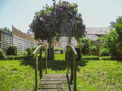 Κήπος έξω από το LA LAUJÈRE IVIE - Gîte & Piscine privative