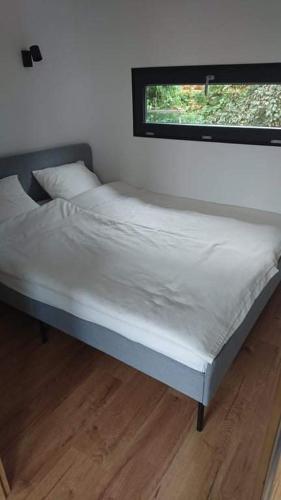 Ένα ή περισσότερα κρεβάτια σε δωμάτιο στο Domek letniskowy Osieki