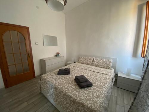 Un dormitorio con una cama con dos bolsas negras. en CASAMIELI, Nuovo, vicino al porto al mare e al centro, en Livorno