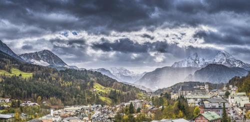 Ein allgemeiner Bergblick oder ein Berglick von des Hotels aus
