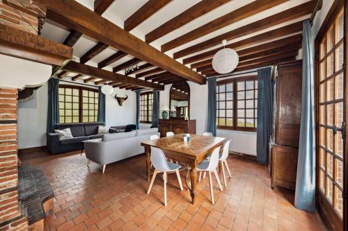un salon avec une table et des chaises en bois dans l'établissement La Muche - Maison vue Mer à 10mn d'Etretat, à Saint-Jouin-Bruneval