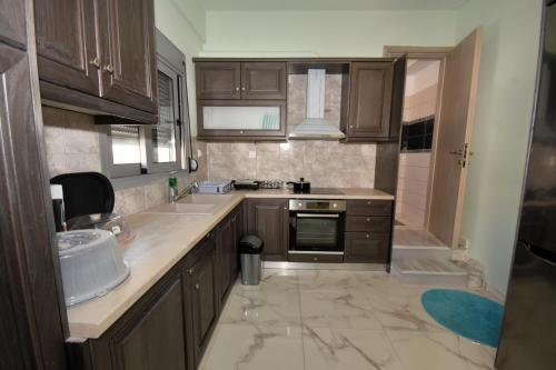 Kuchyň nebo kuchyňský kout v ubytování APOSTOLIAS APARTMENTS