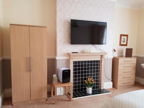 A television and/or entertainment center at Marshall Lodge Guest House 