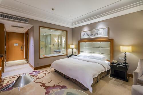 Ένα ή περισσότερα κρεβάτια σε δωμάτιο στο Wyndham Xinyang Downtown