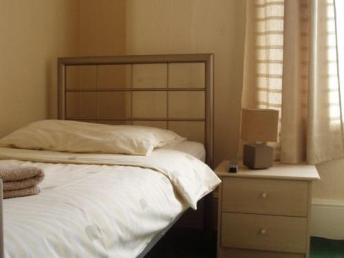a bedroom with a bed and a window at Breken Guest House in Exmouth