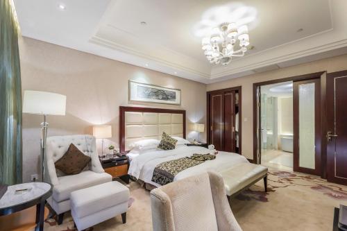 Ένα ή περισσότερα κρεβάτια σε δωμάτιο στο Wyndham Xinyang Downtown