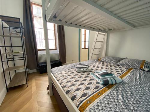 - une chambre avec des lits superposés et 2 serviettes dans l'établissement Superbe T2 Haussmannien au coeur de Marseille, à Marseille
