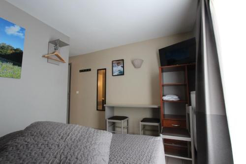 勒帕萊的住宿－Residence Hoteliere Sarah Bernard，一间卧室设有一张床和一个书架