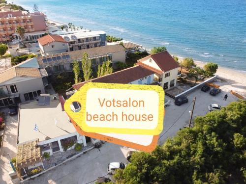 un cartello di fronte a una casa sulla spiaggia di Votsalon Beach House a Katastárion