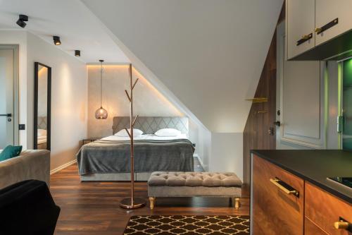 1 dormitorio con 1 cama en una habitación con escalera en Põlva Maja apartments - contactless check-in, en Põlva