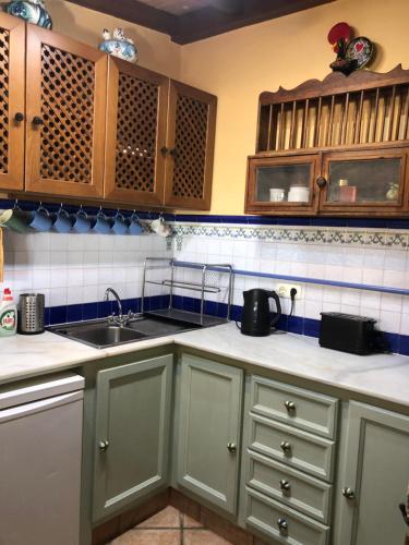 Una cocina o zona de cocina en Un hogar desde casa con unas vistas impresionantes Banda ancha de fibra óptica + TV española y británica