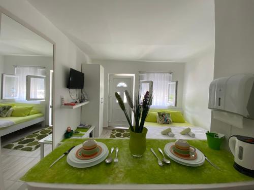 Casa Calda Apartments في ستنيي: غرفة معيشة مع طاولة مع صحون وادوات