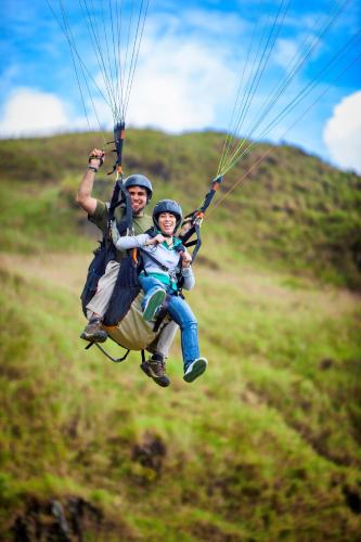 a man and a woman are riding on a parachute at MAXI SONCE, Odprte vasi in Prvačina
