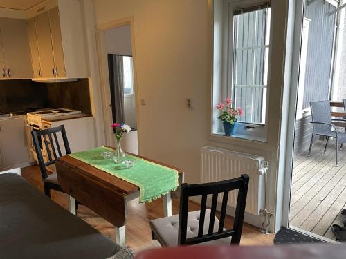 a kitchen and dining room with a table and chairs at Villa Tullgatan Borgholm in Borgholm