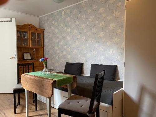 a bedroom with a bed and a table with a table sidx sidx sidx at Villa Tullgatan Borgholm in Borgholm