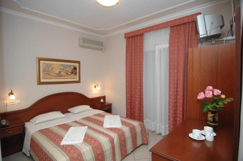 Ένα ή περισσότερα κρεβάτια σε δωμάτιο στο Ξενοδοχείο Καλυψώ