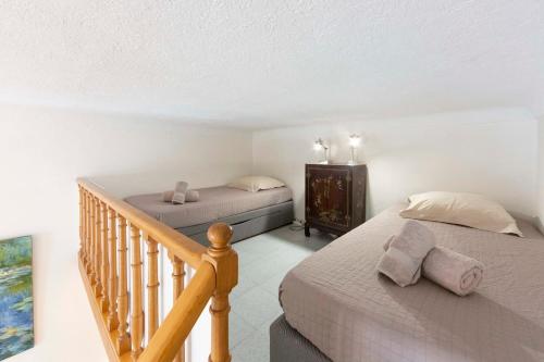 - une chambre avec 2 lits et un escalier dans l'établissement 1 bedroom apartment with 1 mezzanine top location in the heart of Cannes, à Cannes