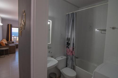 uma casa de banho branca com um WC e um chuveiro em VV Norte y Sur em La Restinga