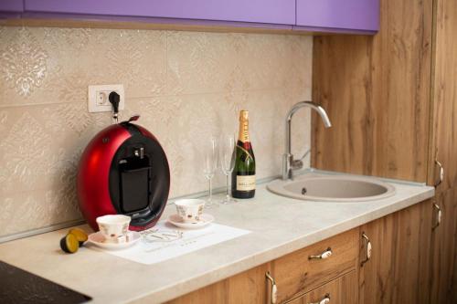Impressive Premium Apartment في نيكشيتش: طاولة مطبخ مع زجاجة من النبيذ وكابين