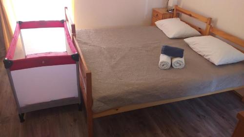 Llit o llits en una habitació de Relax in Črni Kal 2