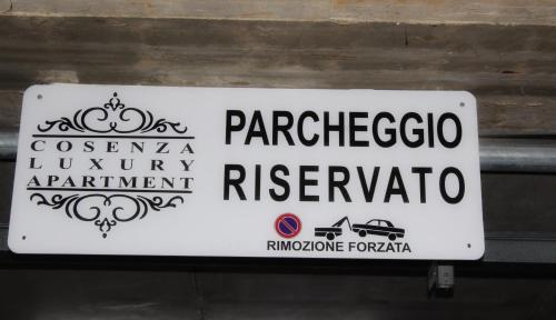 Certificato, attestato, insegna o altro documento esposto da Cosenza Luxury Apartment