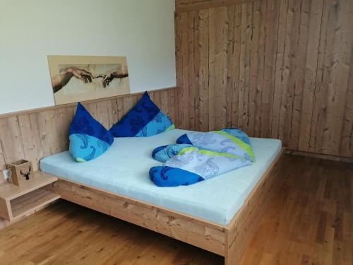 1 cama con almohadas azules en una habitación en Apart Julia, en Grins