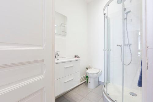 een witte badkamer met een douche en een toilet bij Cosy apartment 27 m2 in rue d'Antibes and Croisette in Cannes