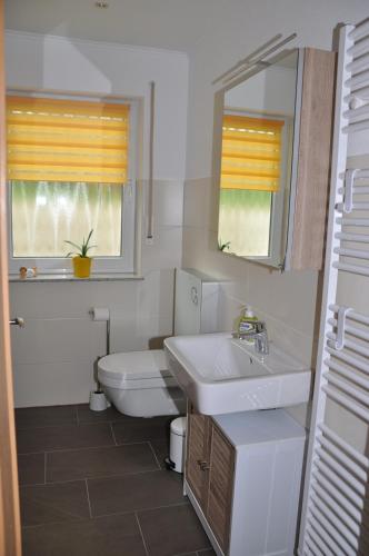 Ένα μπάνιο στο Ferienwohnung Schöne Zeit