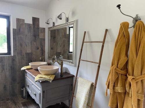 une salle de bain avec deux lavabos et un miroir dans l'établissement Côté Dentelles, à Vacqueyras