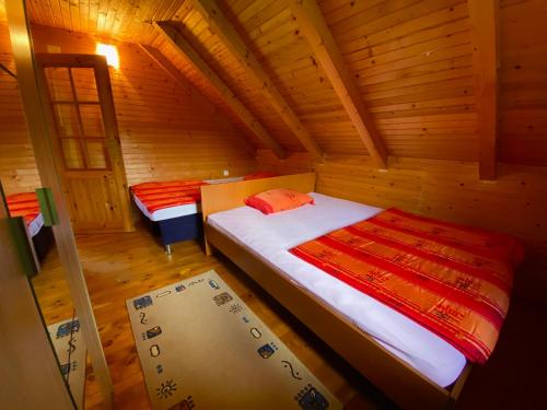 Un pat sau paturi într-o cameră la Kamp Kaludra
