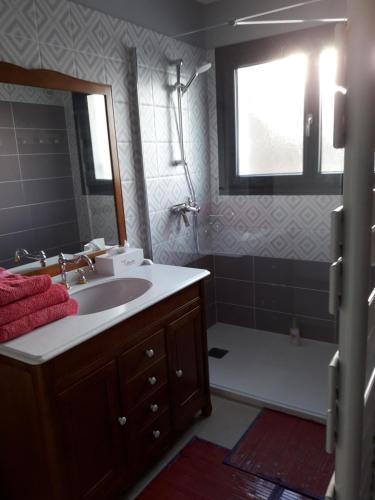 Ett badrum på LE MAS DEI RIGAOU chambres d hôtes