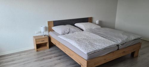 Tempat tidur dalam kamar di Ferienwohnung An der Kapelle