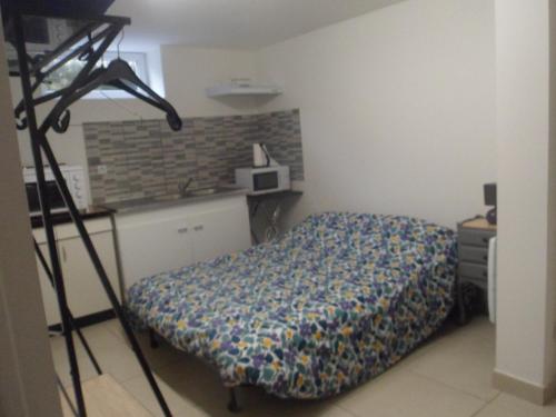 a room with a bed and a tripod with a camera at siros in Iron