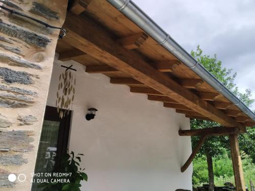 a wooden pergola on a house at CASA DA LOAIRA in Quiroga