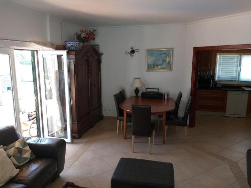 a living room with a table and chairs at Vivenda Luz e Lúdica in Altura