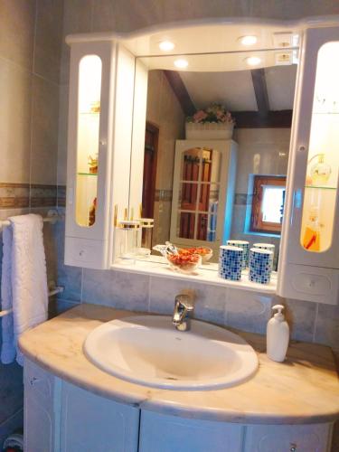 a bathroom with a sink and a mirror at Casa dos Sequeiras in Monsanto