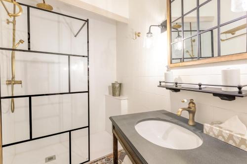 a bathroom with a sink and a mirror at Le Lys Dort Sarlat in Sarlat-la-Canéda