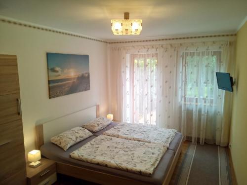 Schlafzimmer mit einem Bett und einem Fenster in der Unterkunft Apartment Barbara in Regensburg