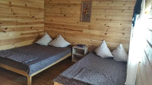 Zimmer mit 2 Betten in einem Blockhaus in der Unterkunft Krainya hata in Melʼniki