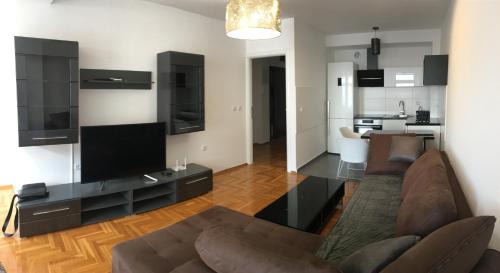 a living room with a couch and a table at Apartman CITY CENTER 3-šetalište in Prijedor