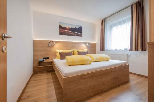 1 dormitorio con 1 cama grande y ventana en Ferienwohnung Stern, en Neustift im Stubaital