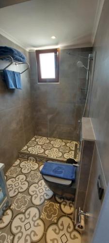 Ένα μπάνιο στο Kordon Apartment