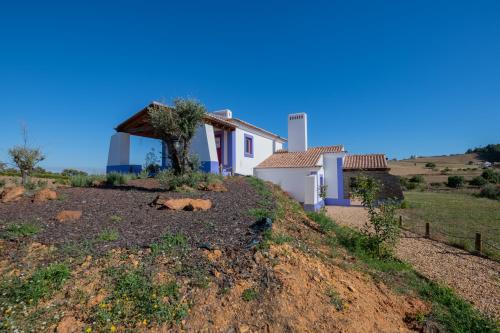 a white house on top of a hill at Ares do Monte - Turismo Rural in Cercal