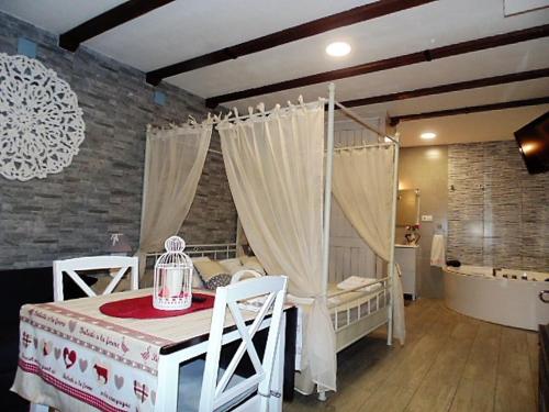 1 dormitorio con 1 cama con dosel y sillas en Apartamento Rurales El Mirador de Carboneras, en Carboneras de Guadazaón