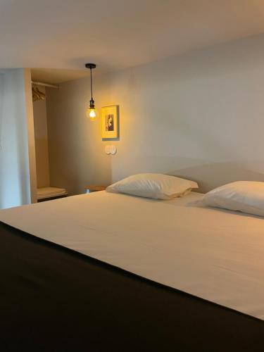 Postel nebo postele na pokoji v ubytování Welcome inn Viseu