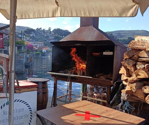 a pizza oven with a fire inside of it at Albergue Hostel Nuestra Señora del Camino in Combarro