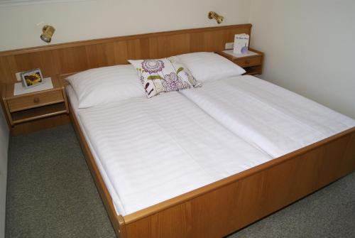A bed or beds in a room at Ferienwohnungen Gerti
