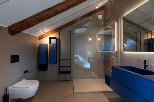 a bathroom with a toilet and a sink at Palazzo Pianca in Venice