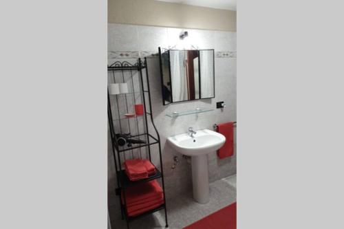 un baño con lavabo y espejo en 6 Ad un passo dal centro, en Aosta
